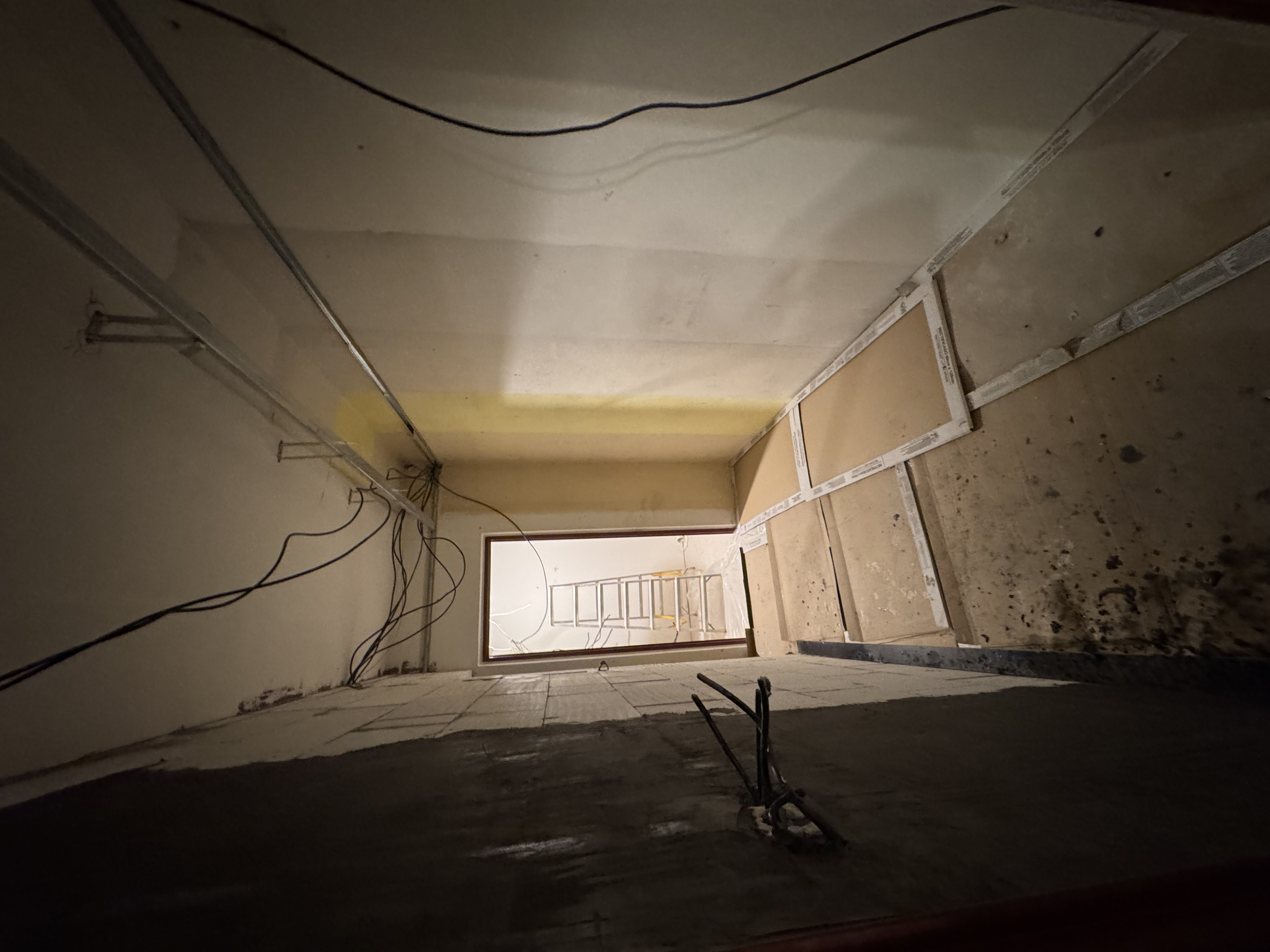 Elektroinstalace 2kk v paneláku: bezpečná modernizace rozvodů a osazení prvků - realizace